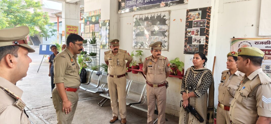 यूपी पुलिस भर्ती परीक्षा पर कड़ी नजर! एसपी ने किया परीक्षा केंद्र का औचक निरीक्षण यूपी पुलिस भर्ती परीक्षा पर कड़ी नजर! एसपी ने किया परीक्षा केंद्र का औचक निरीक्षण