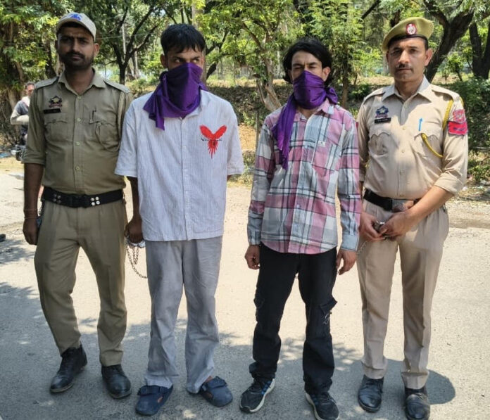 दो नशीले पदार्थ तस्कर गिरफ्तार, एक किलोग्राम चरस बरामद।