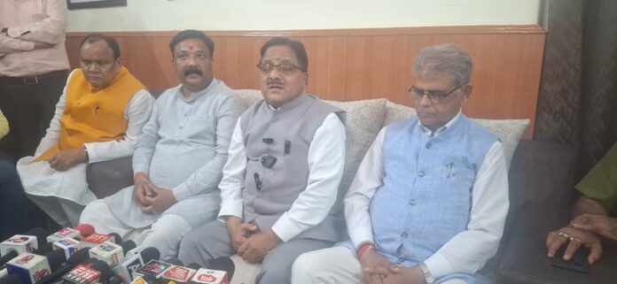 बरेली सर्किट हाउस में आयोजित प्रेस वार्ता के दौरान भाजपा के राष्ट्रीय महामंत्री एवं राज्यसभा सांसद राधा मोहन दास अग्रवाल कें…