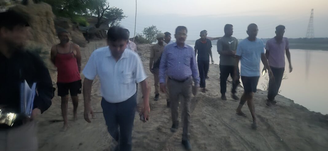 जिलाधिकारी द्वारा योजना का गहन निरीक्षण जिलाधिकारी योजना निरीक्षण