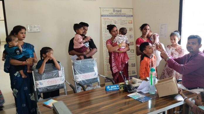 शासकीय आयुष पालीक्लिनिक धमतरी में छोटे बच्चों को स्वर्णप्राशन ड्राप पिलाते डा. योगेश नेताम।
