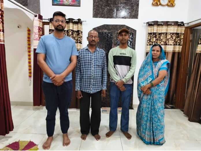 जोधापुर वार्ड पार्षद विशु देवांगन ने पीईटी प्रवेश परीक्षा में सफलता हासिल करने वाले शौर्य सिंह को दी बधाई।