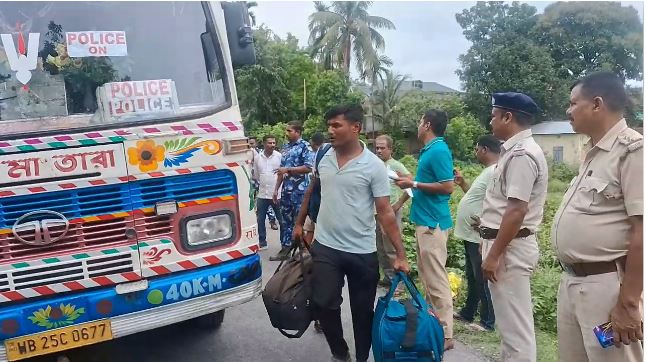 जलपाईगुड़ी में 26 संदिग्ध बांग्लादेशी नागरिक होल्डिंग सेंटर लाए गए, बढ़ाई गई सुरक्षा जलपाईगुड़ी में 26 संदिग्ध बांग्लादेशी नागरिक होल्डिंग सेंटर लाए गए, बढ़ाई गई सुरक्षा