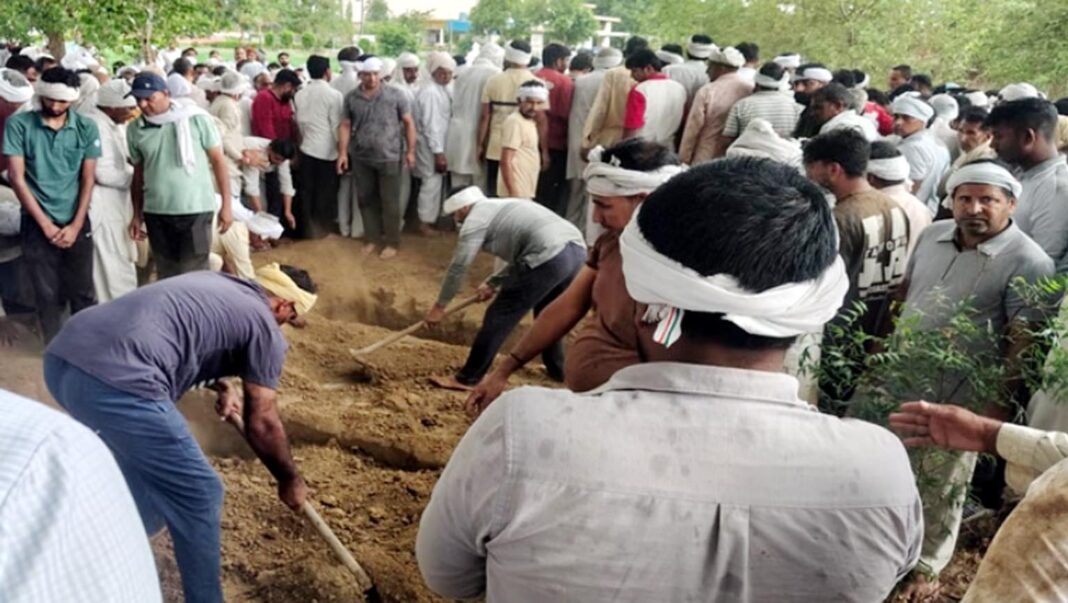 फतेहाबाद के गांव मताना में ग्रामीणों ने दी मृतकों को अंतिम विदाई फतेहाबाद के गांव मताना में हादसे के बाद अंतिम विदाई