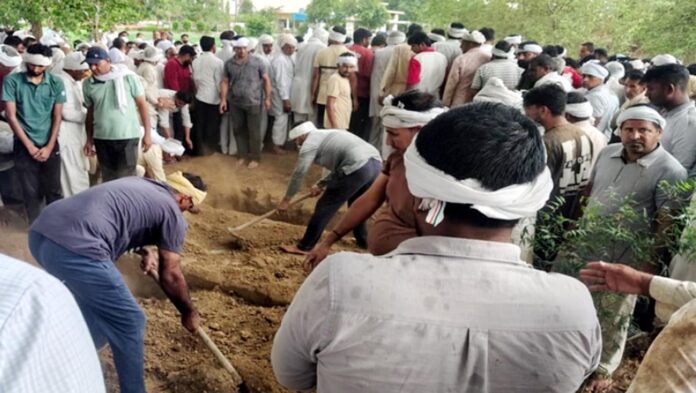 फतेहाबाद के गांव मताना में हादसे के बाद अंतिम विदाई
