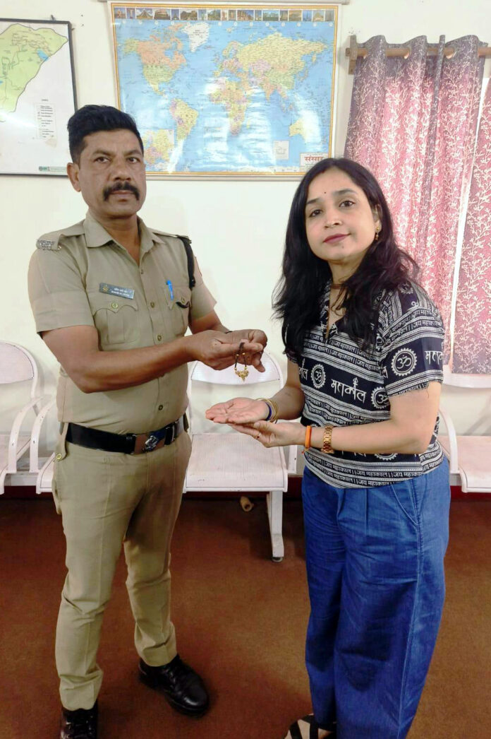 पर्यटक को मिला खोया मंगलसूत्र पर्यटक को मिला खोया मंगलसूत्र