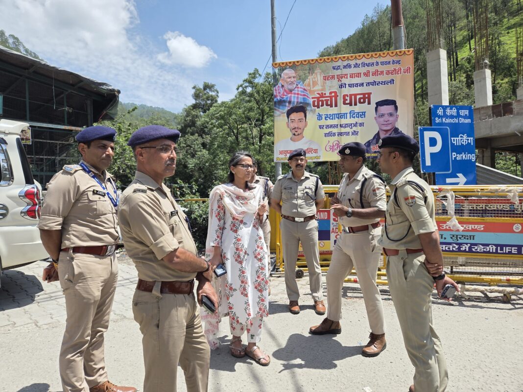 कैंची धाम में सुरक्षा व्यवस्था का जायजा लेते आईजी एवं एसएसपी। कैंची धाम में सुरक्षा व्यवस्था का जायजा लेते आईजी एवं एसएसपी।