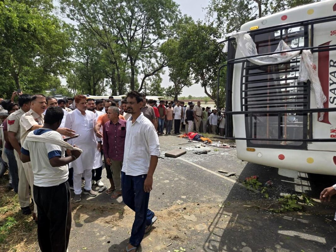 टोहाना में हादसे का शिकार हुई बस। टोहाना में हादसे का शिकार हुई बस।