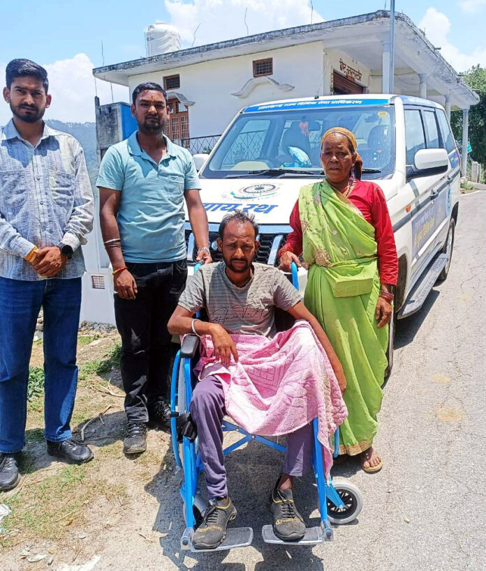 मोहन चंद्र ह्वील चेयर पर बैठे हुए