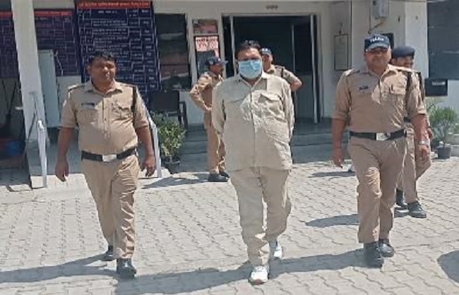 ज्वालापुर के पूर्व विधायक सुरेश राठौर पुलिस की गिरफ्त में! ज्वालापुर के पूर्व विधायक सुरेश राठौर पुलिस की गिरफ्त में!