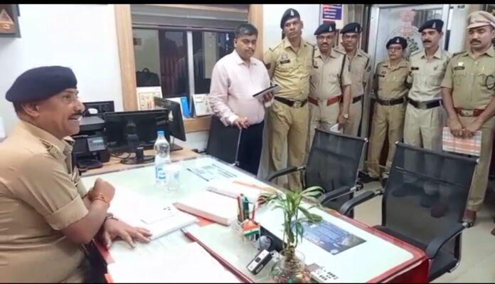 एसपी विजय कुमार पाण्डेय जांजगीर कोतवाली थाने का निरीक्षण