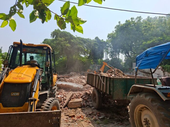 सपा कार्यालय बुलडोजर सपा कार्यालय बुलडोजर