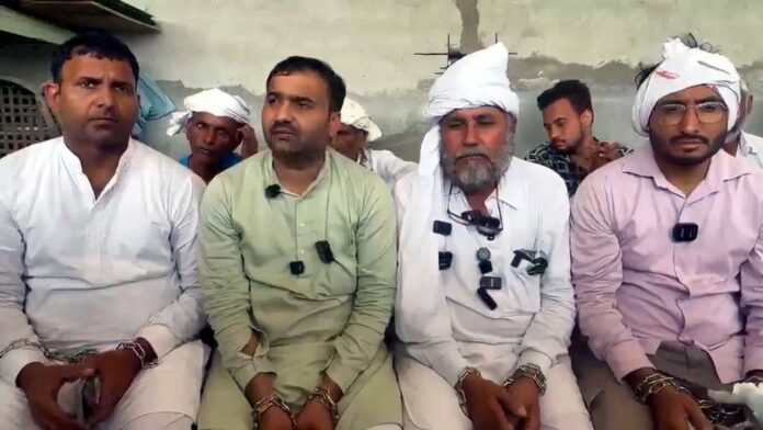 पत्रकार वार्ता में धरना कमेटी सदस्य व पूर्व सरपंच