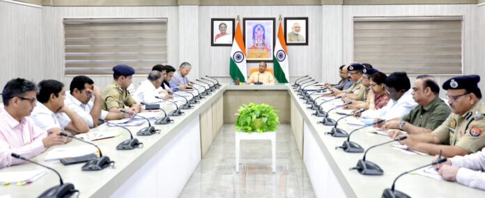 फायर सेफ्टी को लेकर अधिकारियों के साथ बैठक करते मुख्यमंत्री योगी आदित्यनाथ फायर सेफ्टी को लेकर अधिकारियों के साथ बैठक करते मुख्यमंत्री योगी आदित्यनाथ