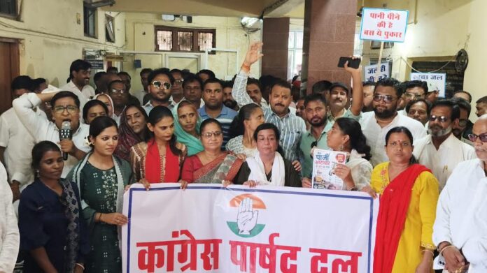 नगर पालिका में कांग्रेस का विरोध प्रदर्शन नगर पालिका में कांग्रेस का विरोध प्रदर्शन
