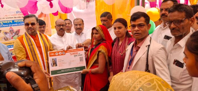 आयुष्मान भारत: एमएलसी अनूप गुप्ता ने आयुष्मान गोल्डन कार्ड के लाभार्थी को सौंपा कार्ड