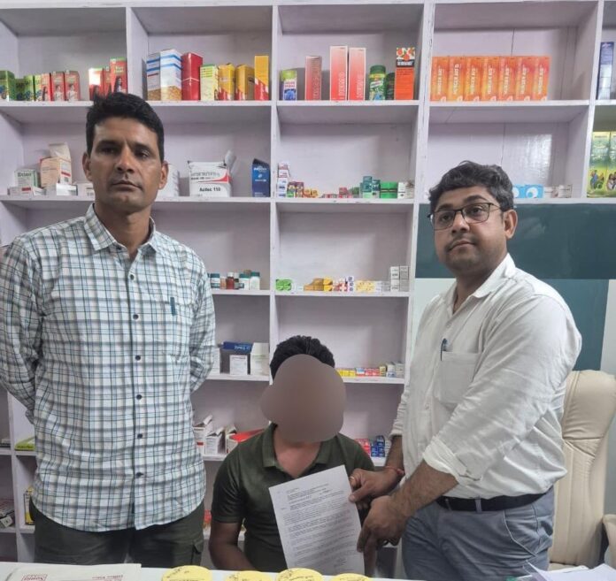 मेडिकल स्टोर पर ड्रग इंस्पेक्टर की छापेमारी, सेल्समैन को नोटिस जारी।