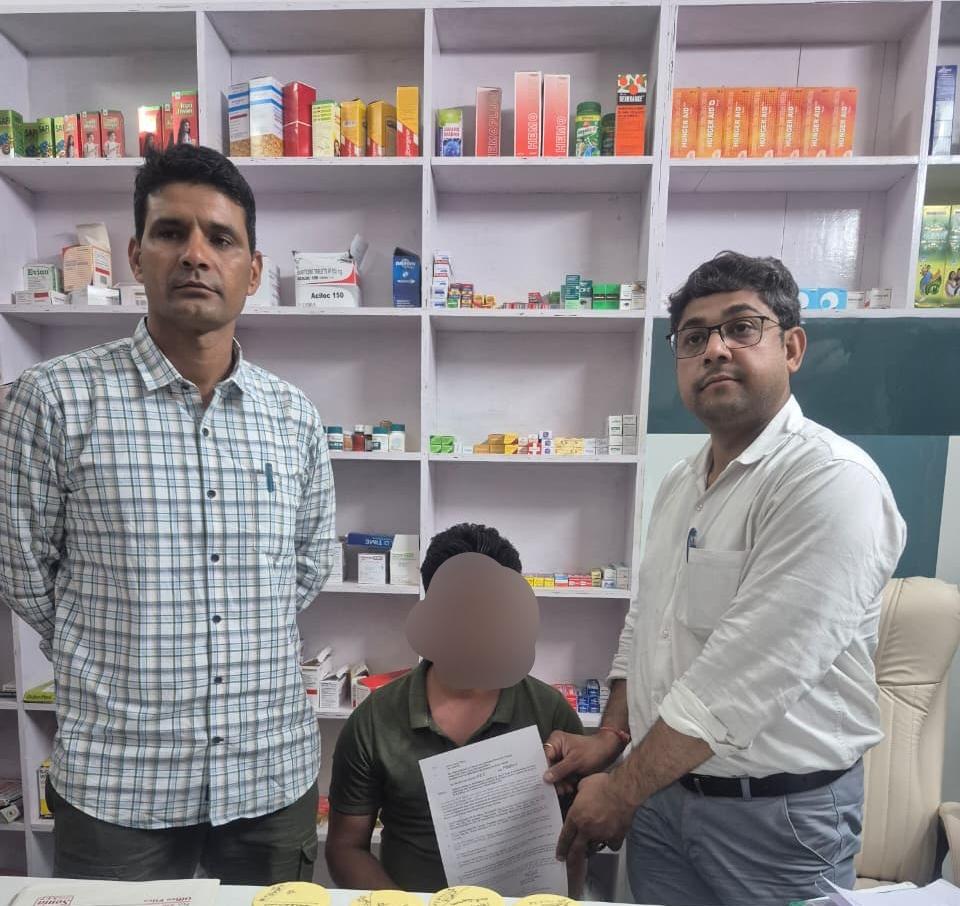 मेडिकल स्टोर पर ड्रग इंस्पेक्टर की छापेमारी, सेल्समैन को नोटिस जारी। मेडिकल स्टोर पर ड्रग इंस्पेक्टर की छापेमारी, सेल्समैन को नोटिस जारी।