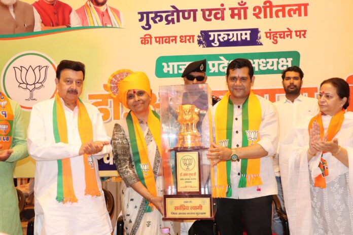 भाजपा अध्यक्ष काे स्मृति चिन्ह देते पार्टी के वरिष्ठ नेता