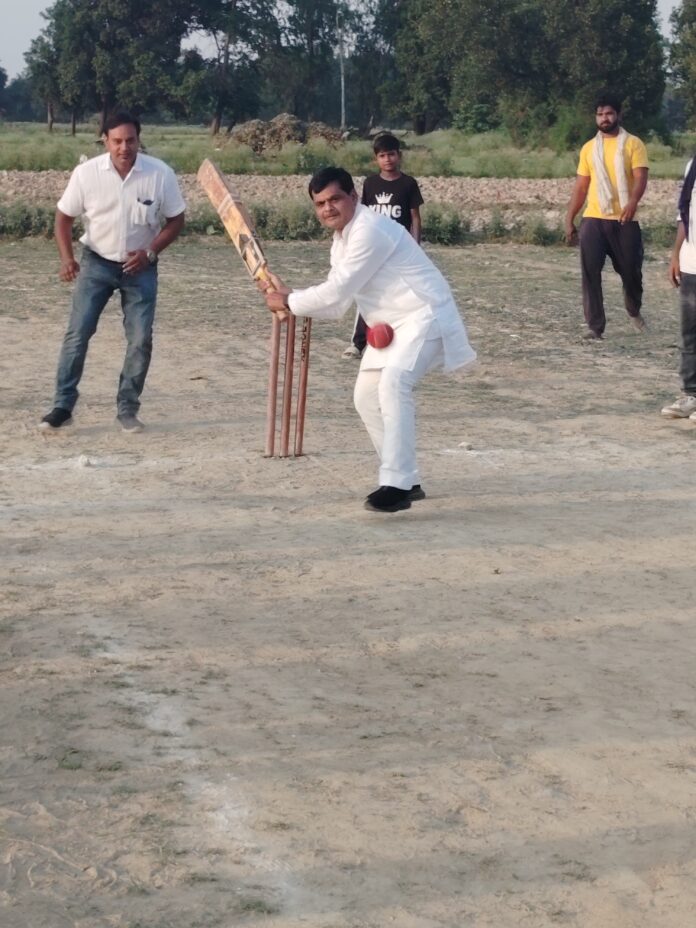 सपा जिलाध्यक्ष सर्वेश बाबू गौतम क्रिकेट खेलते हुए