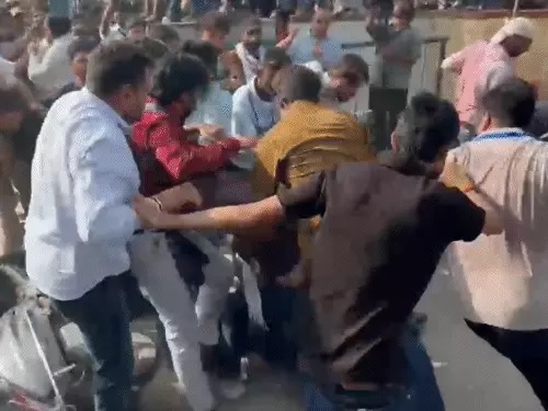 सीजेपी की बैठक में हंगामा: संस्थापक अभिजीत दीपके को मंच पर जड़ा गया थप्पड़ सीजेपी की बैठक में हंगामा: संस्थापक अभिजीत दीपके को मंच पर जड़ा गया थप्पड़