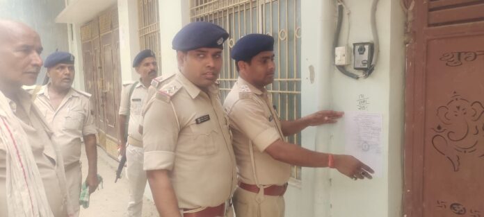 पुलिस इश्तेहार चस्पा करती है