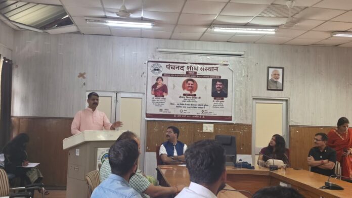 मुख्य अतिथि द्वारा गोष्ठी को संबोधन
