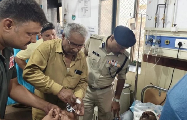 घायल थाना प्रभारी को देखने अस्पताल पहुंचे पुलिस अधीक्षक घायल थाना प्रभारी को देखने अस्पताल पहुंचे पुलिस अधीक्षक