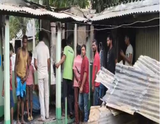 तृणमूल कांग्रेस नेता रफीकुल हक के घर पर हमला, तोड़फोड़ का मामला सामने आया तृणमूल कांग्रेस नेता रफीकुल हक के घर पर हमला