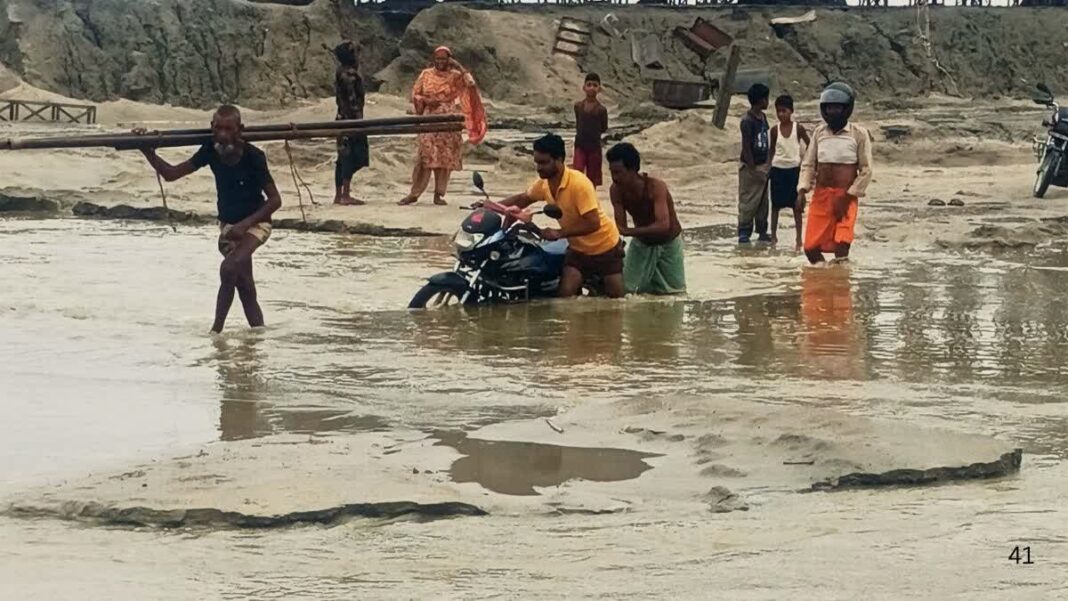 रेतुआ नदी में बढ़ा जलस्तर! डायवर्सन बहने से हजारों लोगों की आवाजाही ठप रेतुआ नदी में बढ़ा जलस्तर! डायवर्सन बहने से हजारों लोगों की आवाजाही ठप