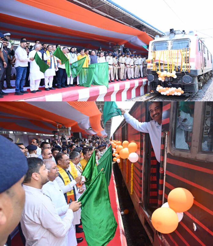 मुख्यमंत्री विशेष ट्रेन को हरी झंडी