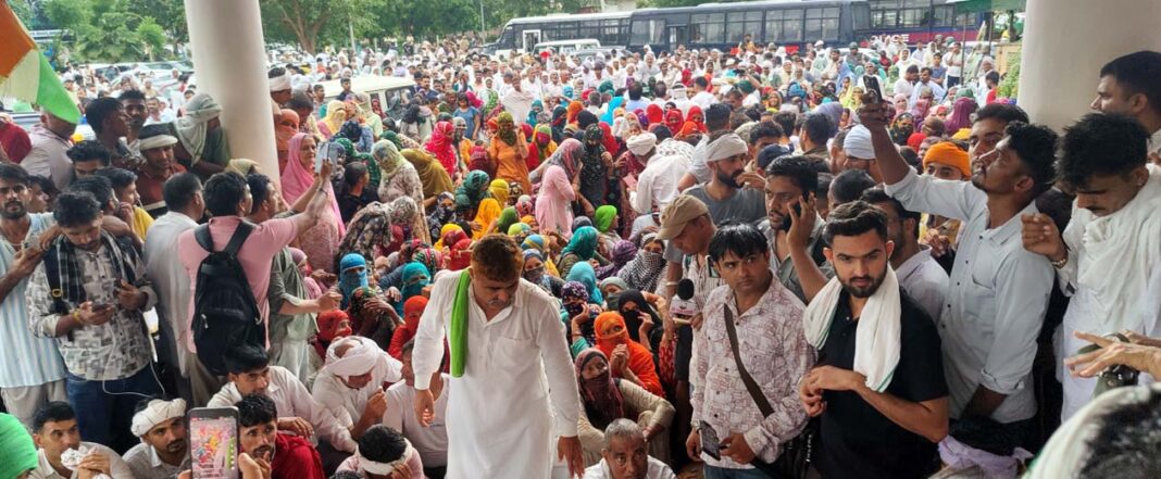 हांसी लघु सचिवालय में उमड़ा ग्रामीणों का सैलाब। हांसी लघु सचिवालय में उमड़ा ग्रामीणों का सैलाब।