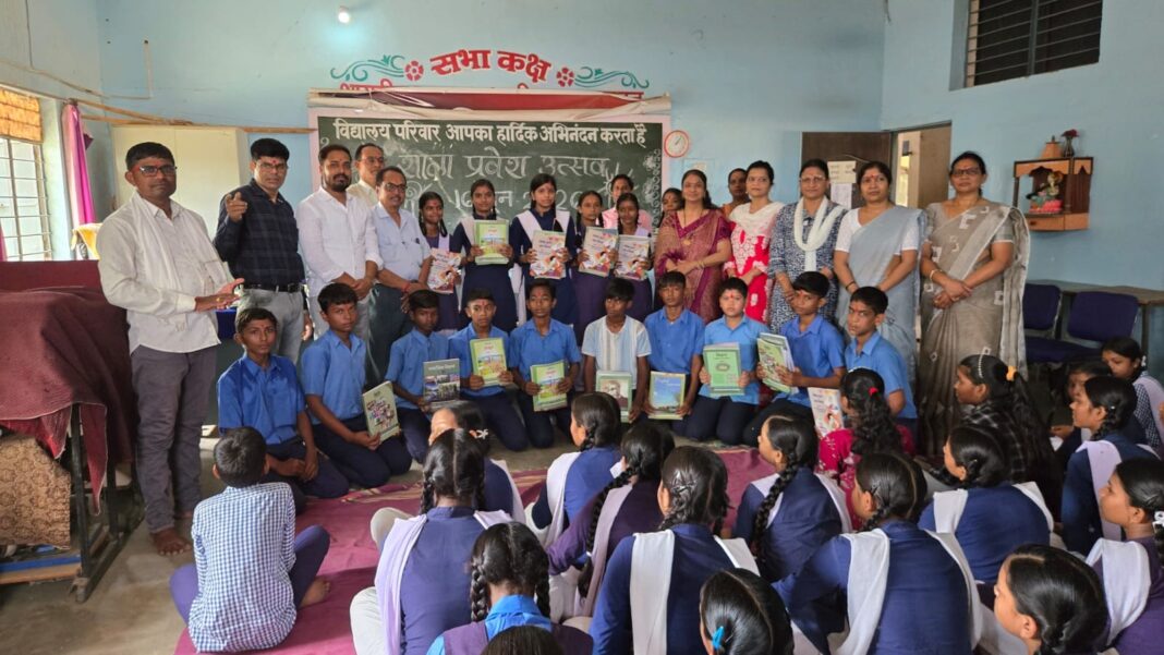 मुजगहन के शासकीय विद्यालय में शाला प्रवेश उत्सव का आयोजन, जनप्रतिनिधियों और शिक्षकों ने विद्यार्थियों को दी शुभकामनाएं। मुजगहन के शासकीय विद्यालय में शाला प्रवेश उत्सव का आयोजन, जनप्रतिनिधियों और शिक्षकों ने विद्यार्थियों को दी शुभकामनाएं।