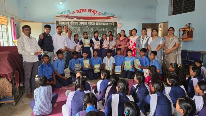 मुजगहन के शासकीय विद्यालय में शाला प्रवेश उत्सव का आयोजन, जनप्रतिनिधियों और शिक्षकों ने विद्यार्थियों को दी शुभकामनाएं। मुजगहन के शासकीय विद्यालय में शाला प्रवेश उत्सव का आयोजन, जनप्रतिनिधियों और शिक्षकों ने विद्यार्थियों को दी शुभकामनाएं।