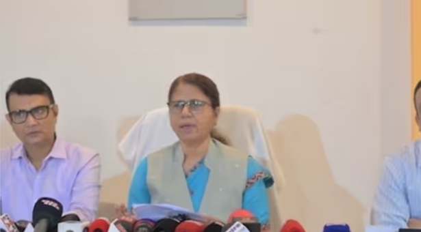 पर्यटन मंत्री अजंता नेओग बुधवार को संवाददाता सम्मेलन को संबोधित करते हुए।