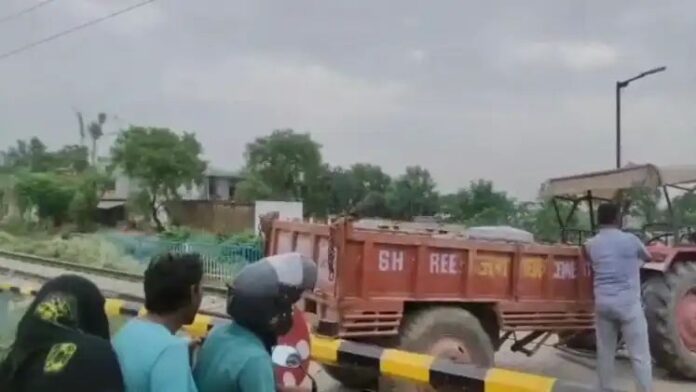 रेलवे लाइन के बीच फंसा ट्रैक्टर: यात्रियों को हुई परेशानी