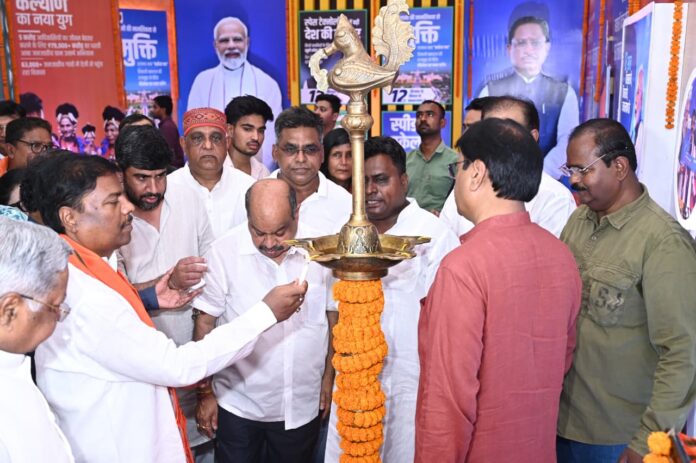 प्रधानमंत्री मोदी के 12 वर्ष : मंत्री केदार कश्यप ने उपलब्धियों की प्रदर्शनी का किया उद्घाटन प्रधानमंत्री मोदी के 12 वर्ष : मंत्री केदार कश्यप ने उपलब्धियों की प्रदर्शनी का किया उद्घाटन