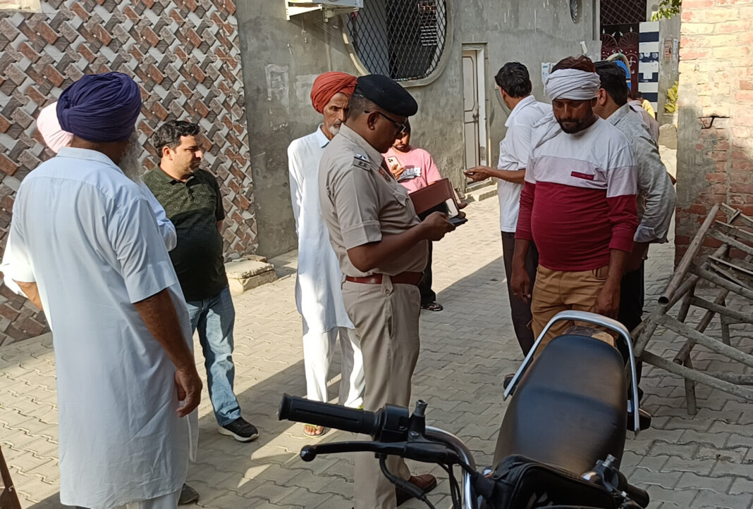 पुलिस घटनास्थल पर जांच करती है