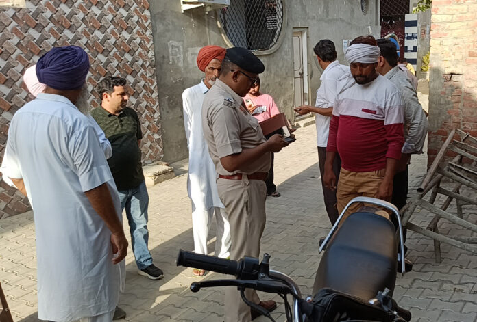 पुलिस घटनास्थल पर जांच करती है