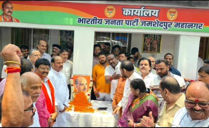 पूर्व केंद्रीय मंत्री डॉ. श्यामा प्रसाद मुखर्जी की पुण्यतिथि पर सांसद विद्युत वर्णन महतो ने दी श्रद्धांजलि