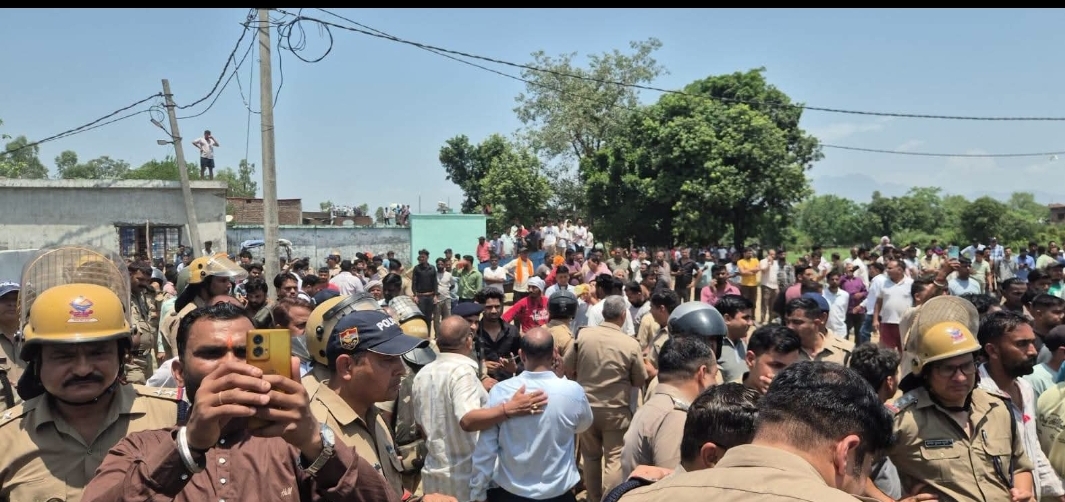 पुलिस ने घटनास्थल पर लोगों की भीड़ को नियंत्रित किया पुलिस ने घटनास्थल पर लोगों की भीड़ को नियंत्रित किया