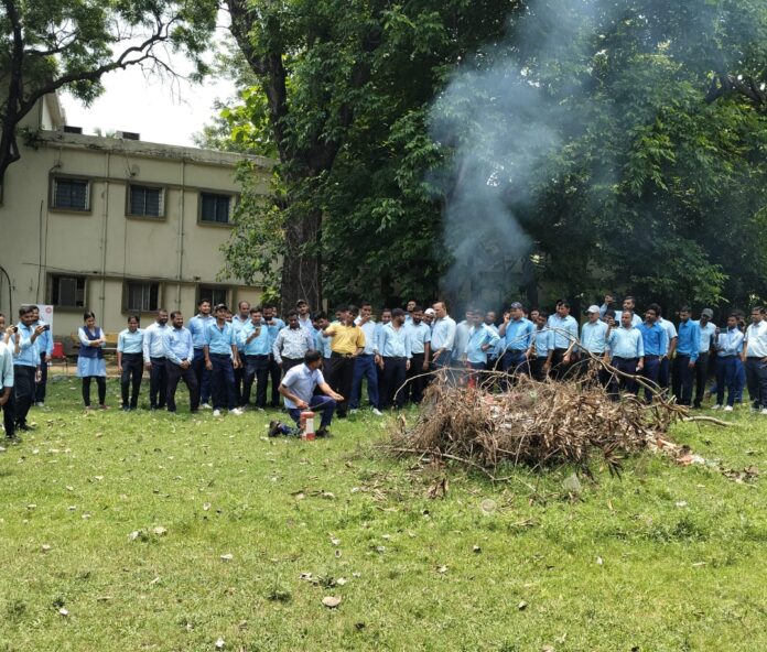 रेल सिविल डिफेंस इंस्पेक्टर संतोष कुमार लोको पायलट को सुरक्षा प्रशिक्षण देते हुए