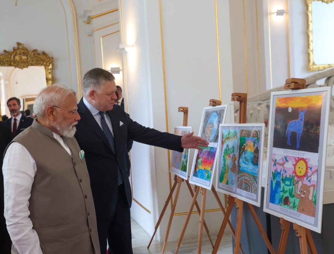 प्रधानमंत्री मोदी, प्रधानमंत्री फिको के साथ स्लोवाकिया के बच्चों की बनाई पेंटिंग्स की एक प्रदर्शनी देखते हुए प्रधानमंत्री मोदी स्लोवाकिया के बच्चों की पेंटिंग्स