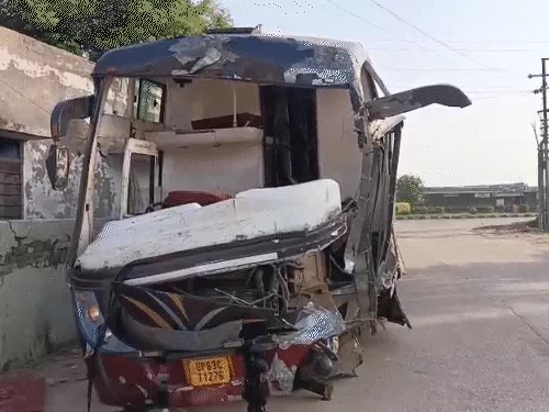 सड़क हादसे में बस हुई खराब, कई यात्री घायल। सड़क हादसे में बस खराब, यात्री घायल
