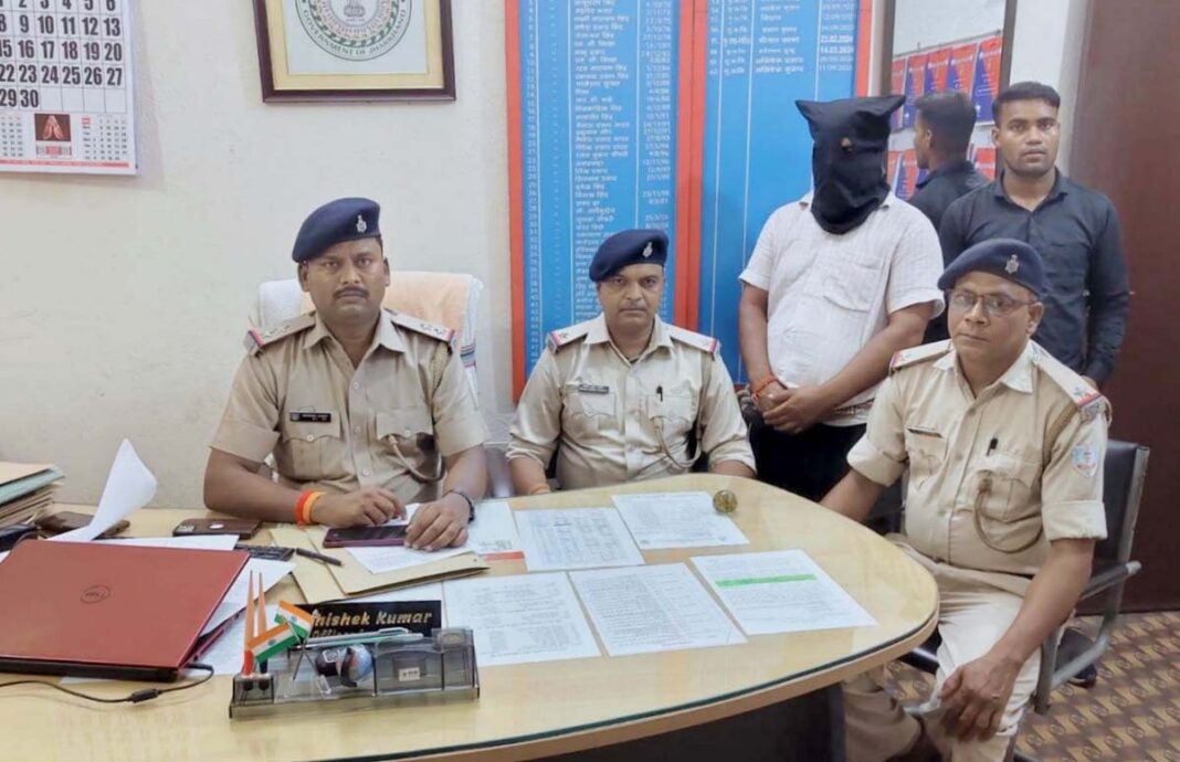 पुलिस की बड़ी कार्रवाई: अवैध शराब कारोबारी गिरफ्तार, कई मामलों का पर्दाफाश पुलिस ने अवैध शराब कारोबारी को गिरफ्तार किया