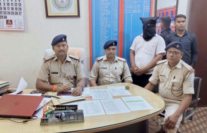 पुलिस ने अवैध शराब कारोबारी को गिरफ्तार किया पुलिस ने अवैध शराब कारोबारी को गिरफ्तार किया