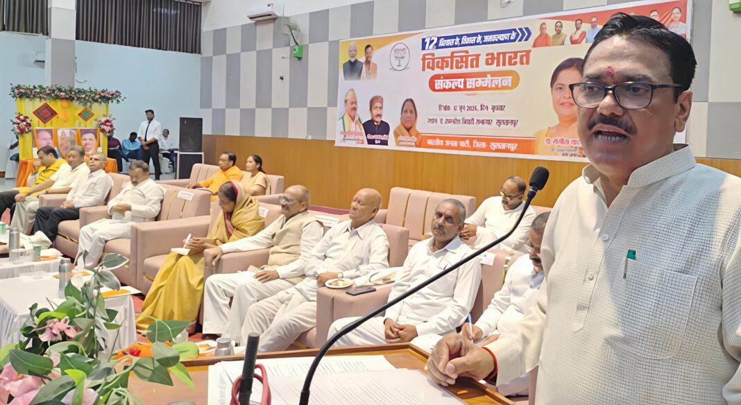भाजपा कार्यकर्ताओ को संबोधित करते गोविंद नारायण शुक्ल भाजपा नेता गोविंद नारायण शुक्ल