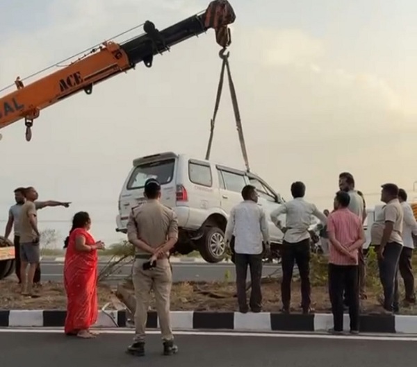 सड़क हादसे में तीन लोगों की मौत: टवेरा की टक्कर से मौसेरे भाई-बहन समेत तीन की जान गई सड़क हादसे में तीन लोगों की मौत: टवेरा की टक्कर से मौसेरे भाई-बहन समेत तीन की जान गई