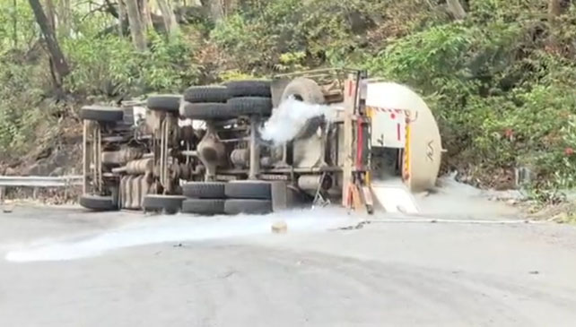 केशकाल घाट पर ऑक्सीजन टैंकर का ब्रेक फेल: अनियंत्रित टैंकर पलटने से मचा हड़कंप केशकाल घाट पर ऑक्सीजन टैंकर हादसा