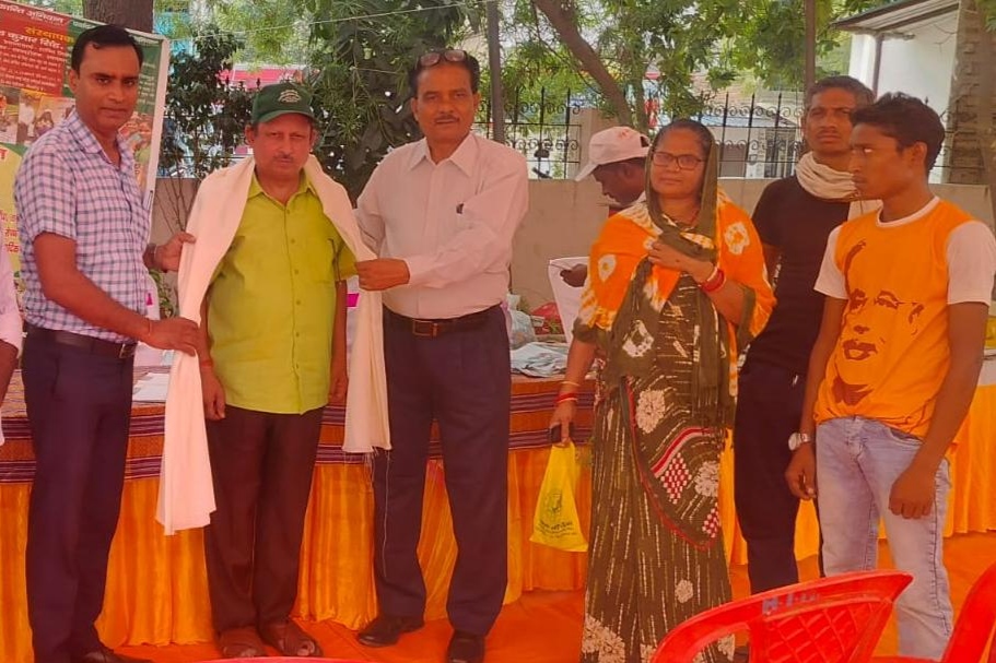 ग्रीन गुरू को अंगवस्त्रम पहनाकर सम्मानित करते अतिथि। ग्रीन गुरू को अंगवस्त्रम पहनाकर सम्मानित करते अतिथि।